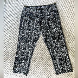 Dri-Fit excessive leggings capri length. Size large